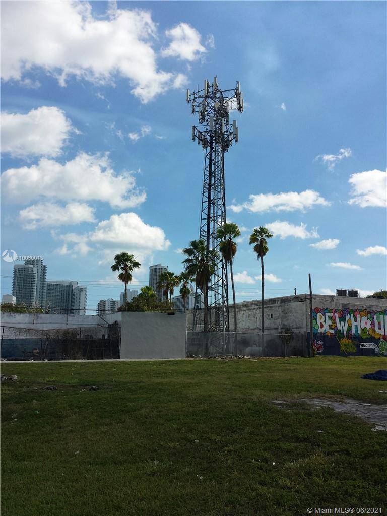 ATTETIONS BUILDERS, DEVELOPERS, INVESTORS Development opportunity Close to Wynwood area and Omni Area 2 assembled lot on 20St total 20625 Sq.