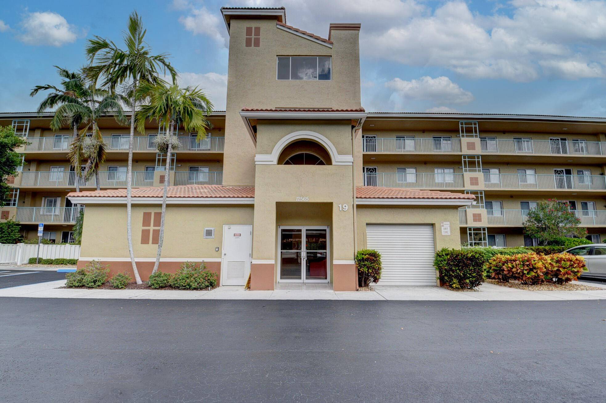 VERY SPACIOUS 3 BEDROOM, 2 BATHROOM PENTHOUSE UNIT LOCATED IN THE MUCH DESIRED CORAL LAKES CONDO COMMUNITY.