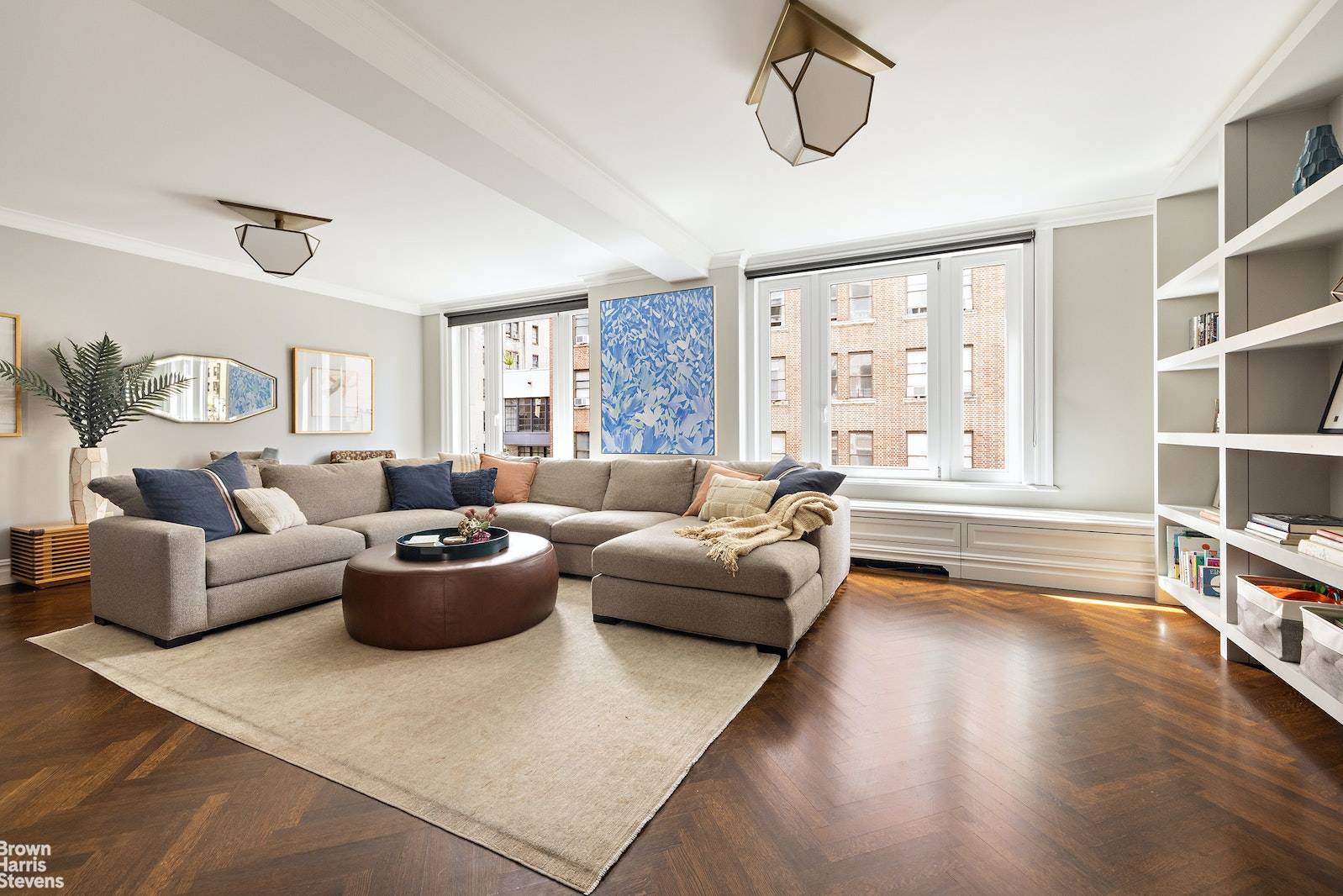 Back on the market ! Discover this meticulous and classic prewar convertible 5 bedroom condominium residence a harmonious blend of contemporary convenience and timeless charm.