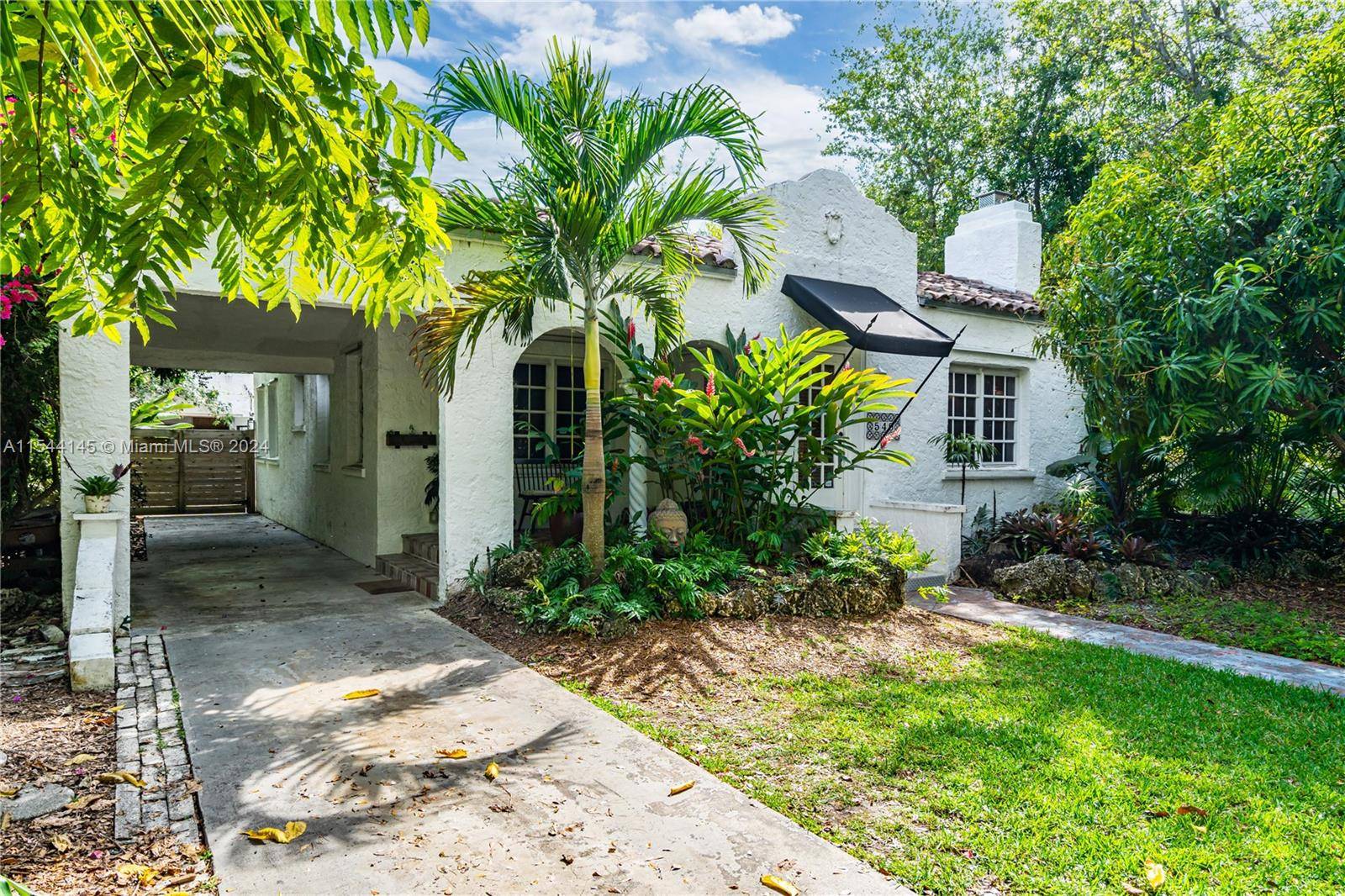 If you are looking for a cozy and charming Coral Gables home, you have found it !