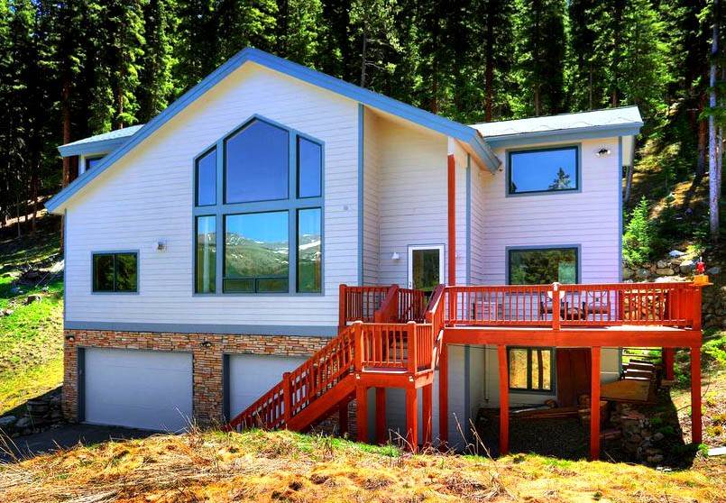 Your family will enjoy the amazing views of Quandary Mtn, Atlantic Peak, and Father Dyer Peak from this spacious and comfortable home.