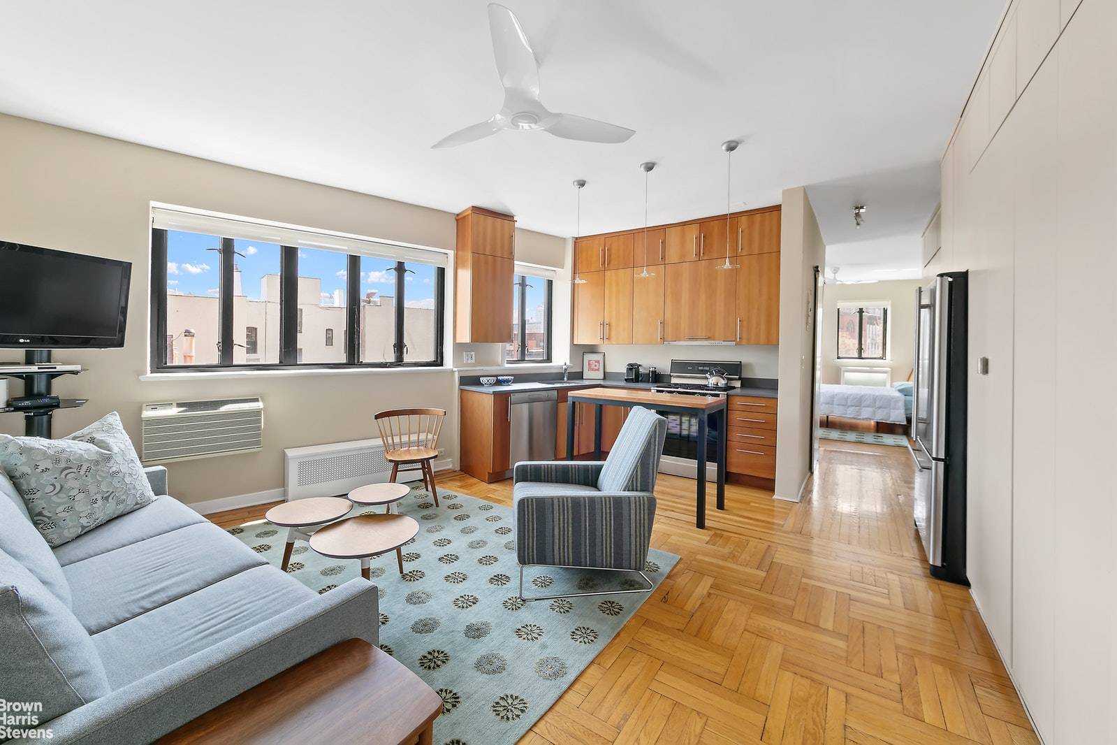 This bright and airy corner 1 bedroom is perched atop a charming art deco building in prime Soho and features sun drenched exposures and a sense of peace and tranquility ...