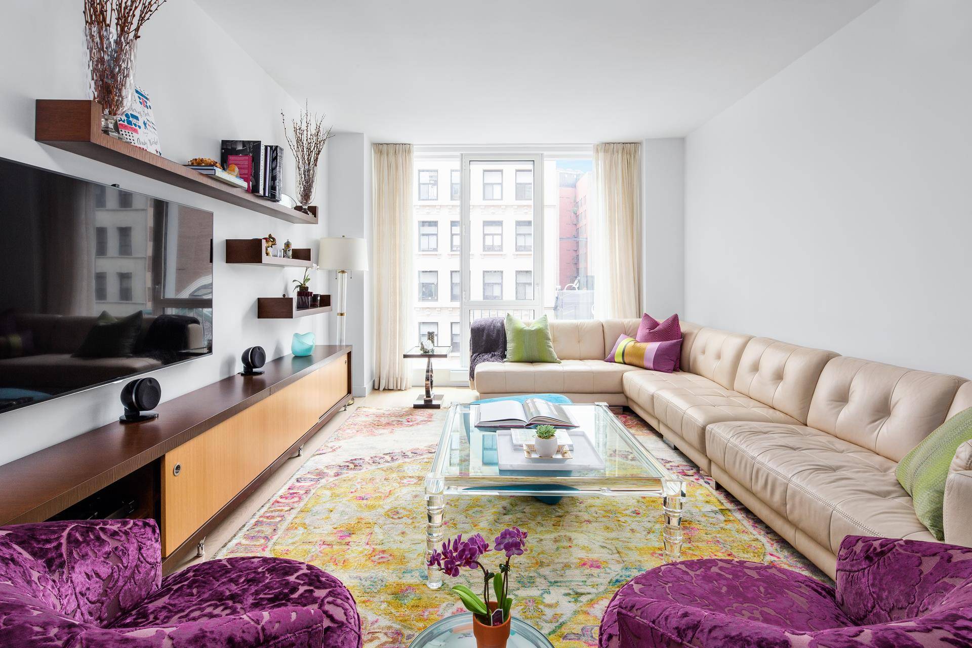 Located just one block from Madison Square Park in Nomad, this beautiful apartmemt is move in ready.