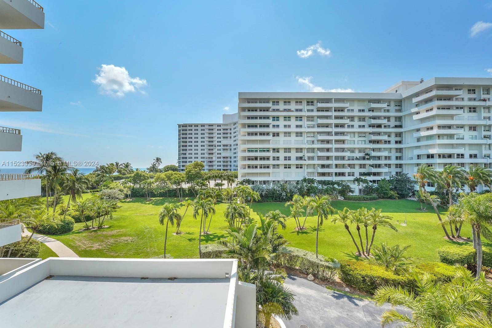 Beautiful Southeast exposure with views of the water, this 2 2 is bright and sunny !