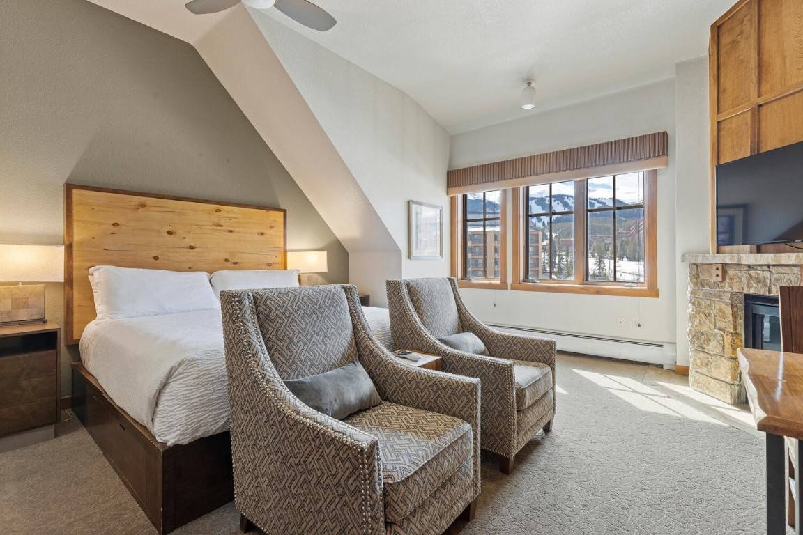Beat the holiday crowds in this beautiful studio residence with a Week 52 ski week.