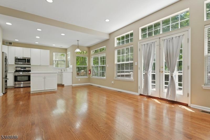 Kitchen & Breakfast Area