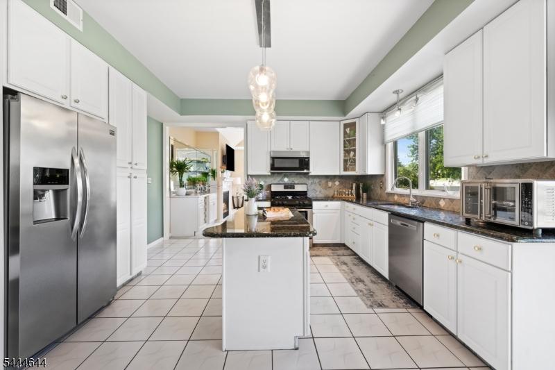 SPACIOUS KITCHEN