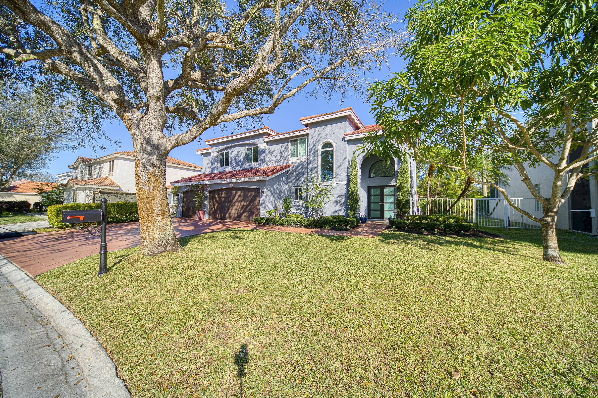 Stately and elegant 5 bedroom, 2.