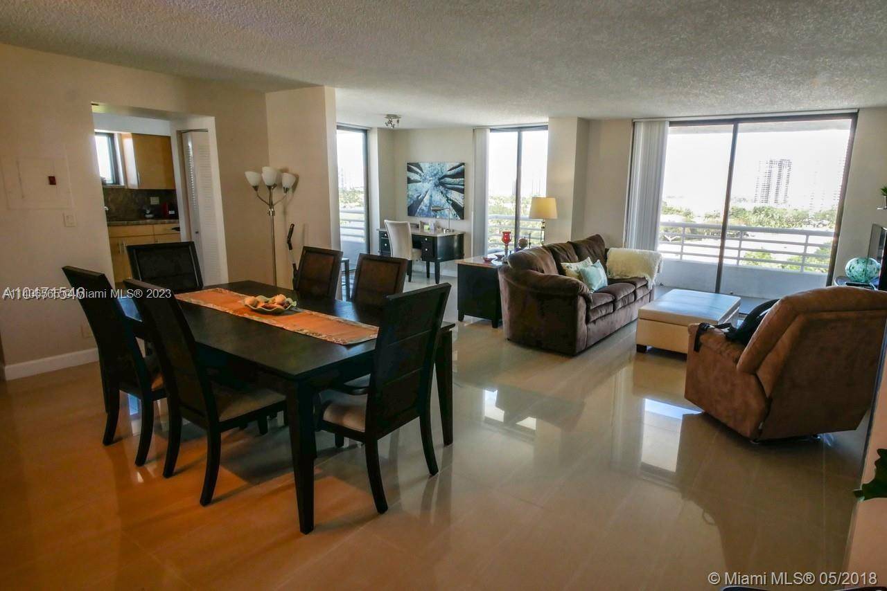 Amazing Large 2 Bed 2 Bath Den in the heart of Aventura with golf view.