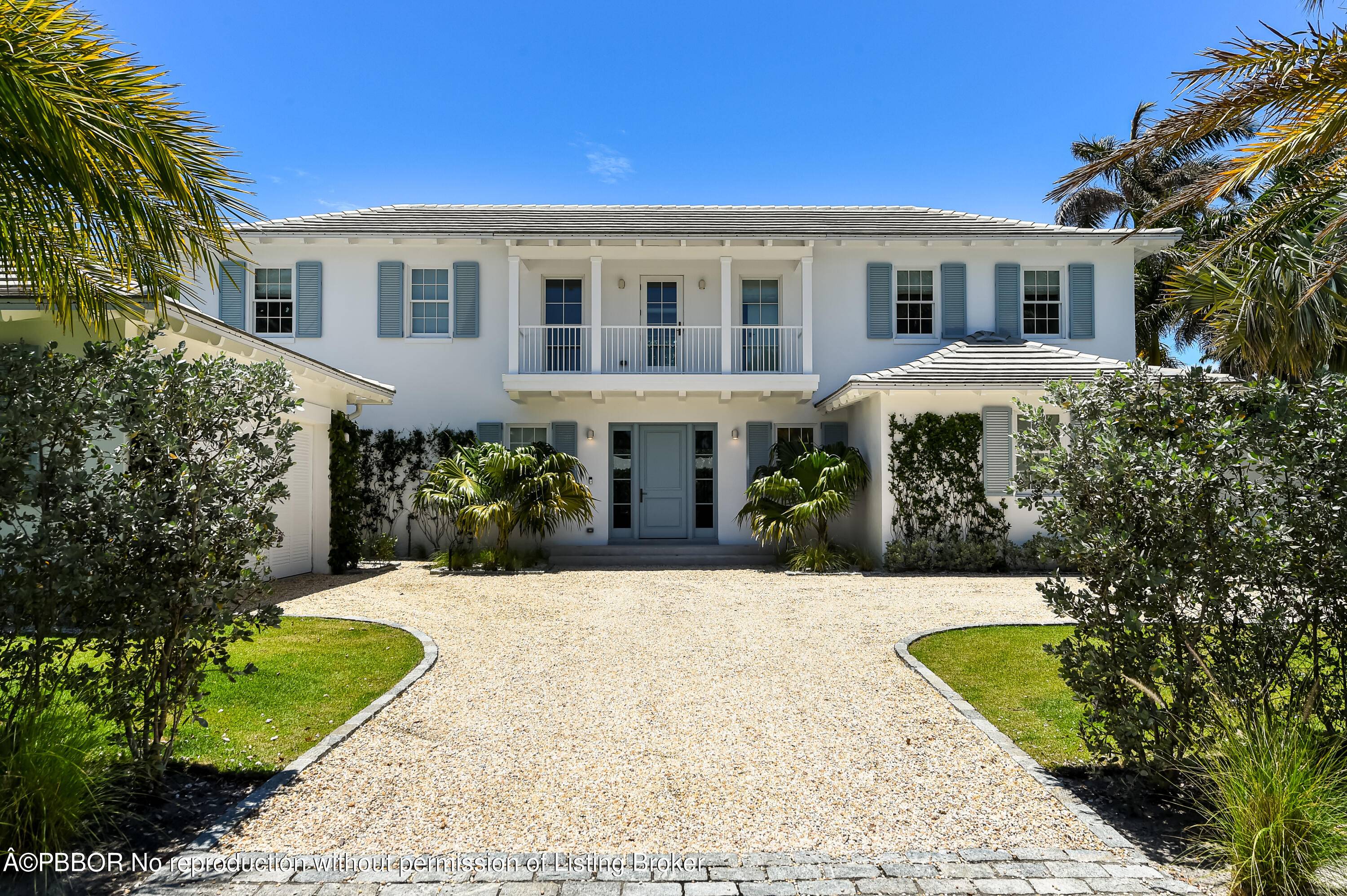 Inviting and glamorous, this sophisticated custom Shapiro Pertnoy home finished in 2020, represents Palm Beach with a California aesthetic.