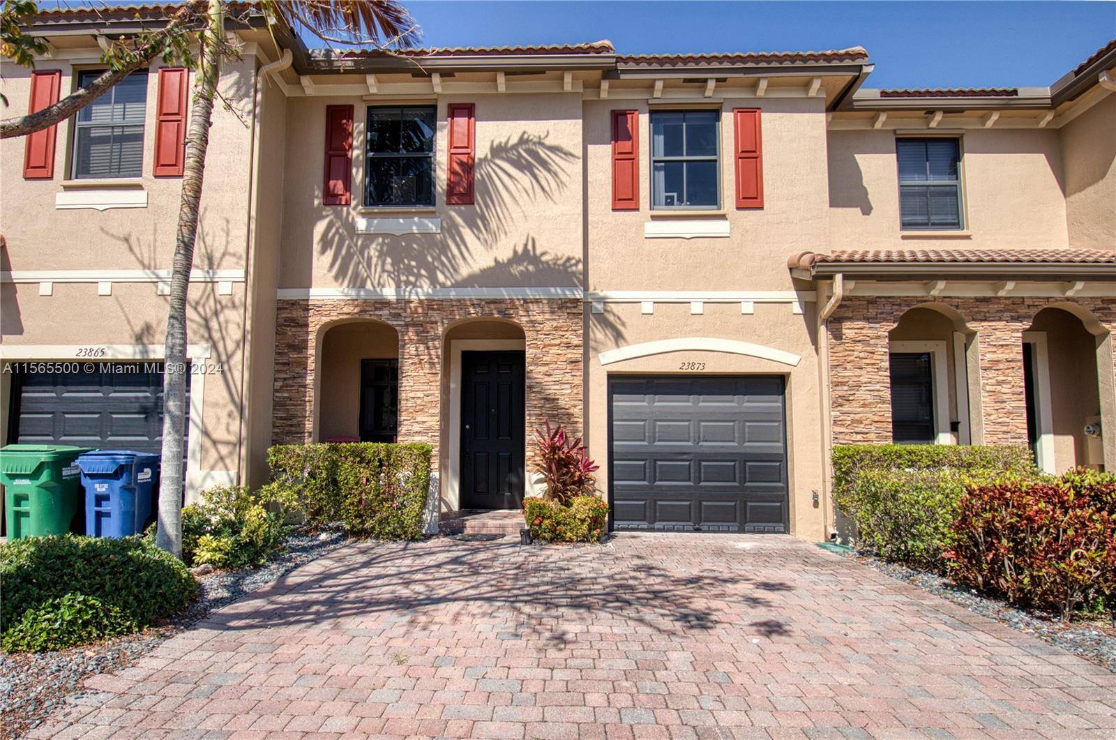 Beautiful 3 bed with 3 full bathroom townhome now available in Silver Palms.