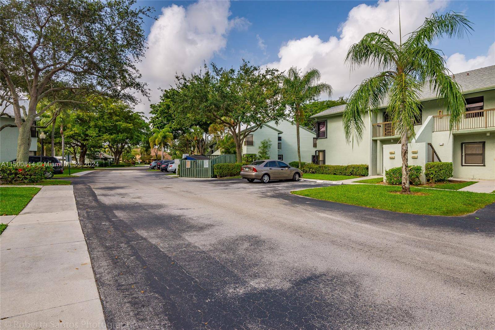 Welcome to this fabulous unit located in the heart of Coconut Creek with access just a few minutes from shopping centers and main avenues and highways.