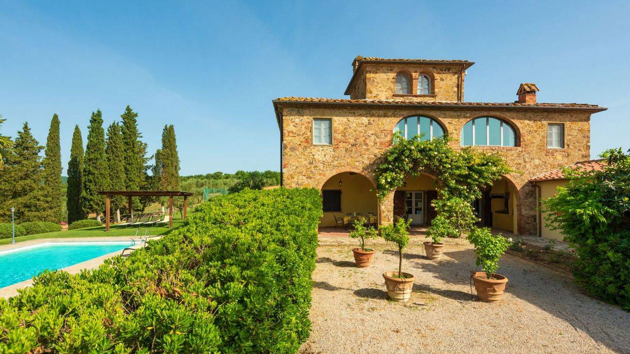 Hamlet with villa, 2 swimming pools, 17 hectares of land, garden, 11 flats, 22 bedrooms and 21 bathrooms for sale in Sinalunga, Tuscany.