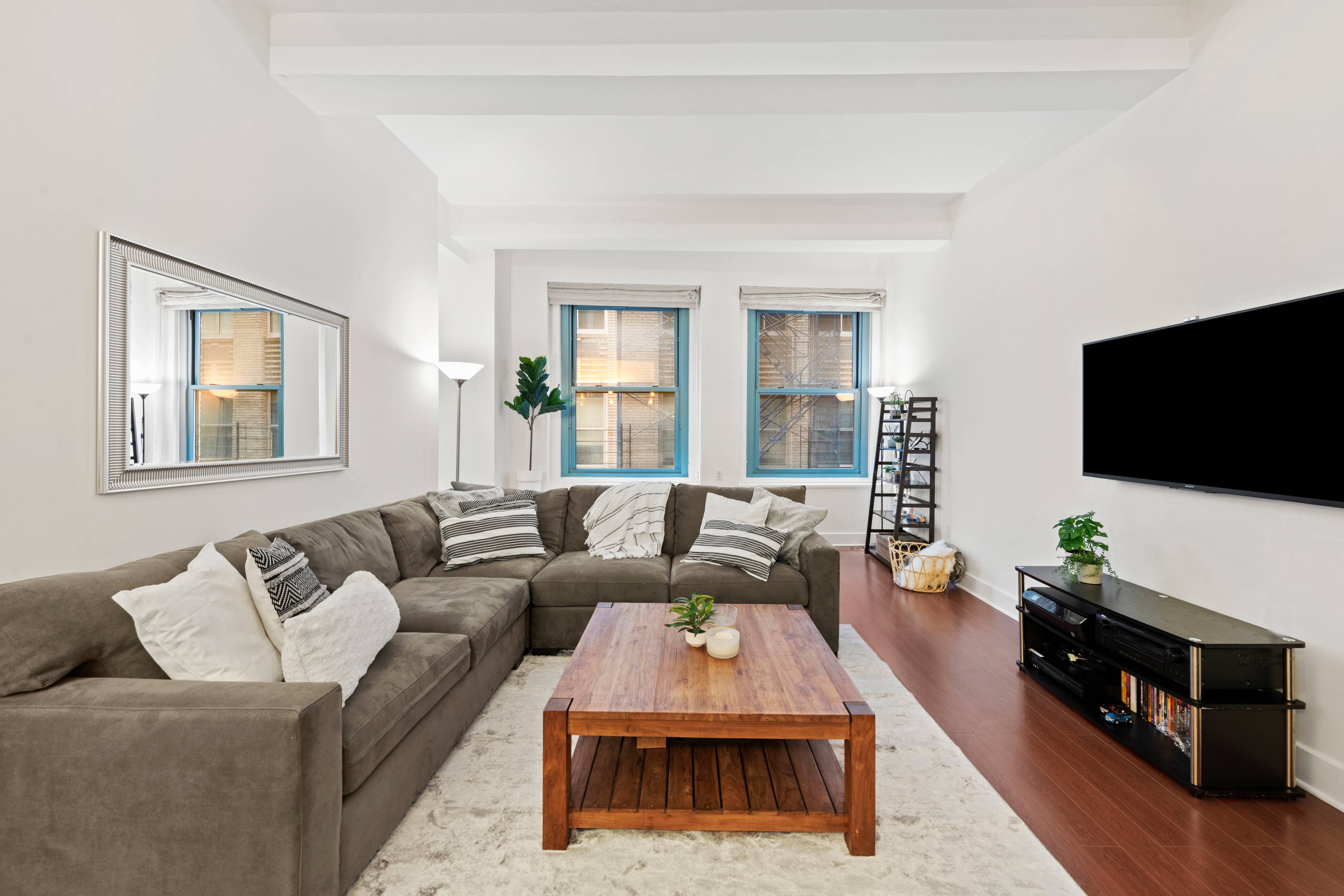 Residence 7F is a lofty and bright 2 bedroom, 2 bathroom in the heart of the Financial District.