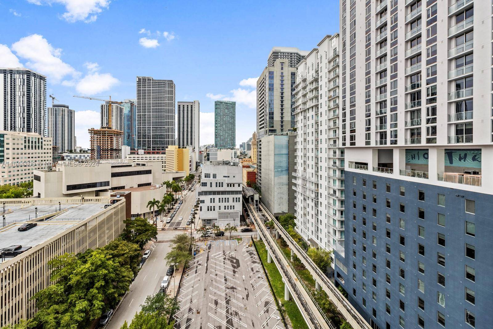 FANTASTIC VIEWS OF THE CITY FROM THIS 14TH FLOOR RESIDENCE IN THE HEART OF DOWNTOWN MIAMI !