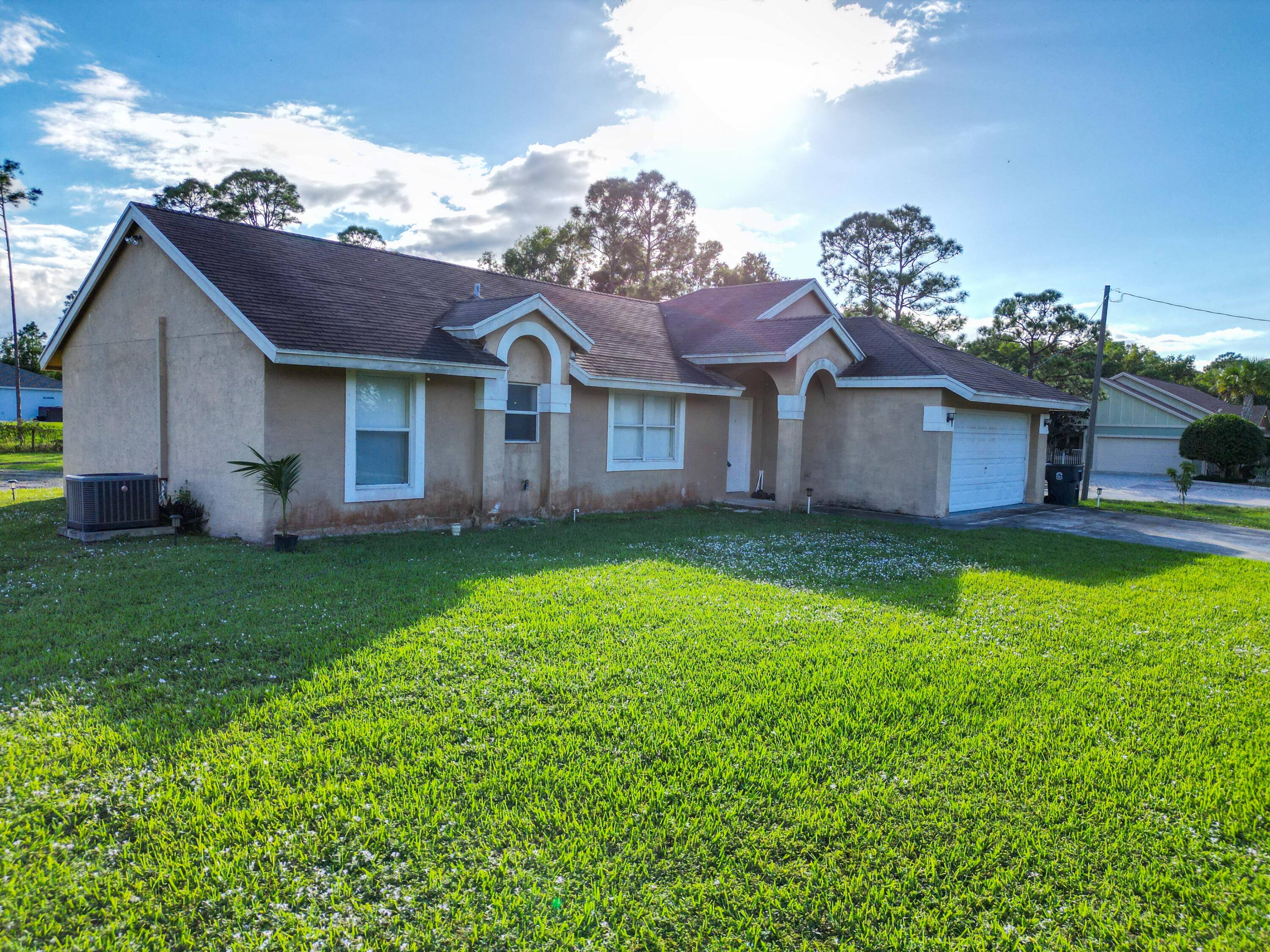 This corner single family unit with 3 BED and 2 bath, is in the middle of the Florida Green.