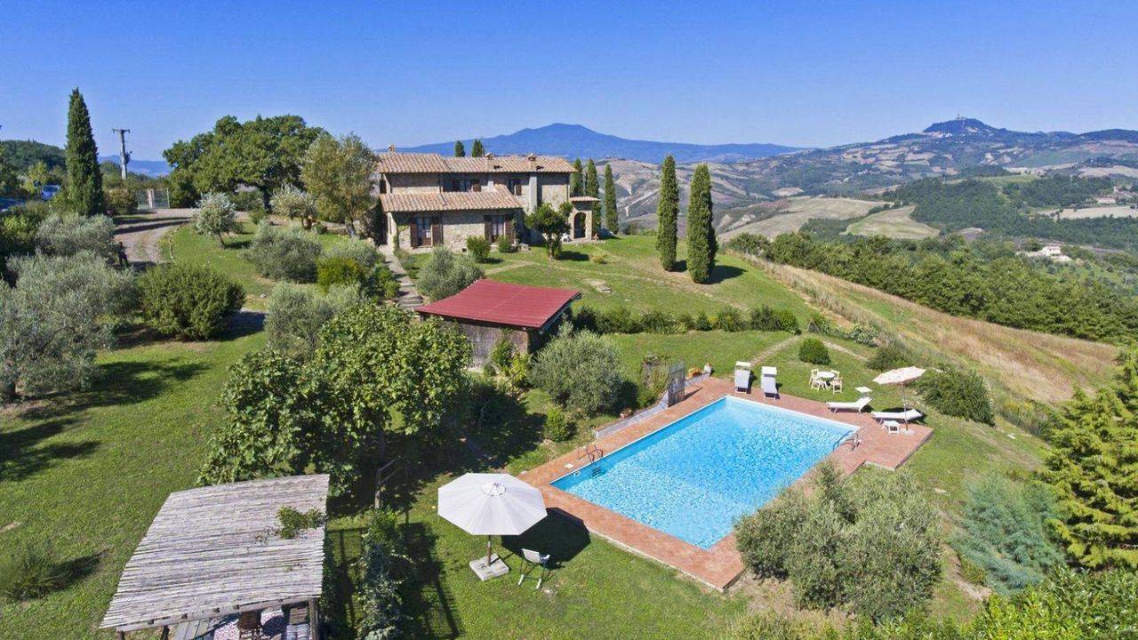 Renovated farmhouse with swimming pool and land for sale in a panoramic position in San Casciano dei Bagni, Val d'Orcia, Tuscany.