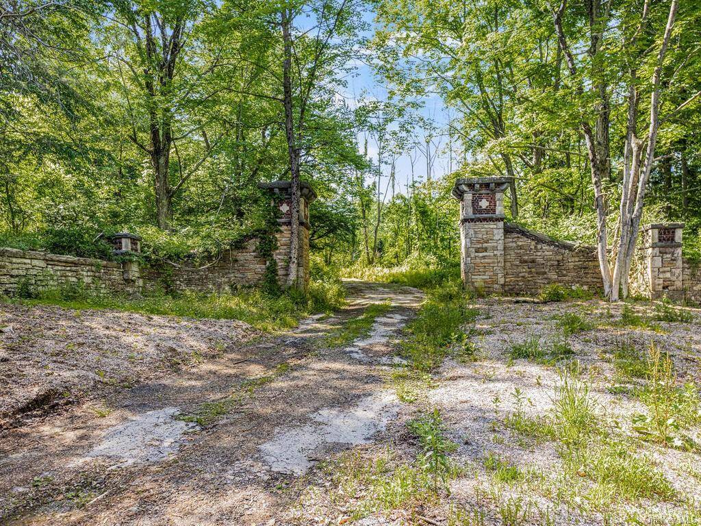 This gorgeous parcel of land located in Tuxedo Park is a fully subdivided and buildable lot.