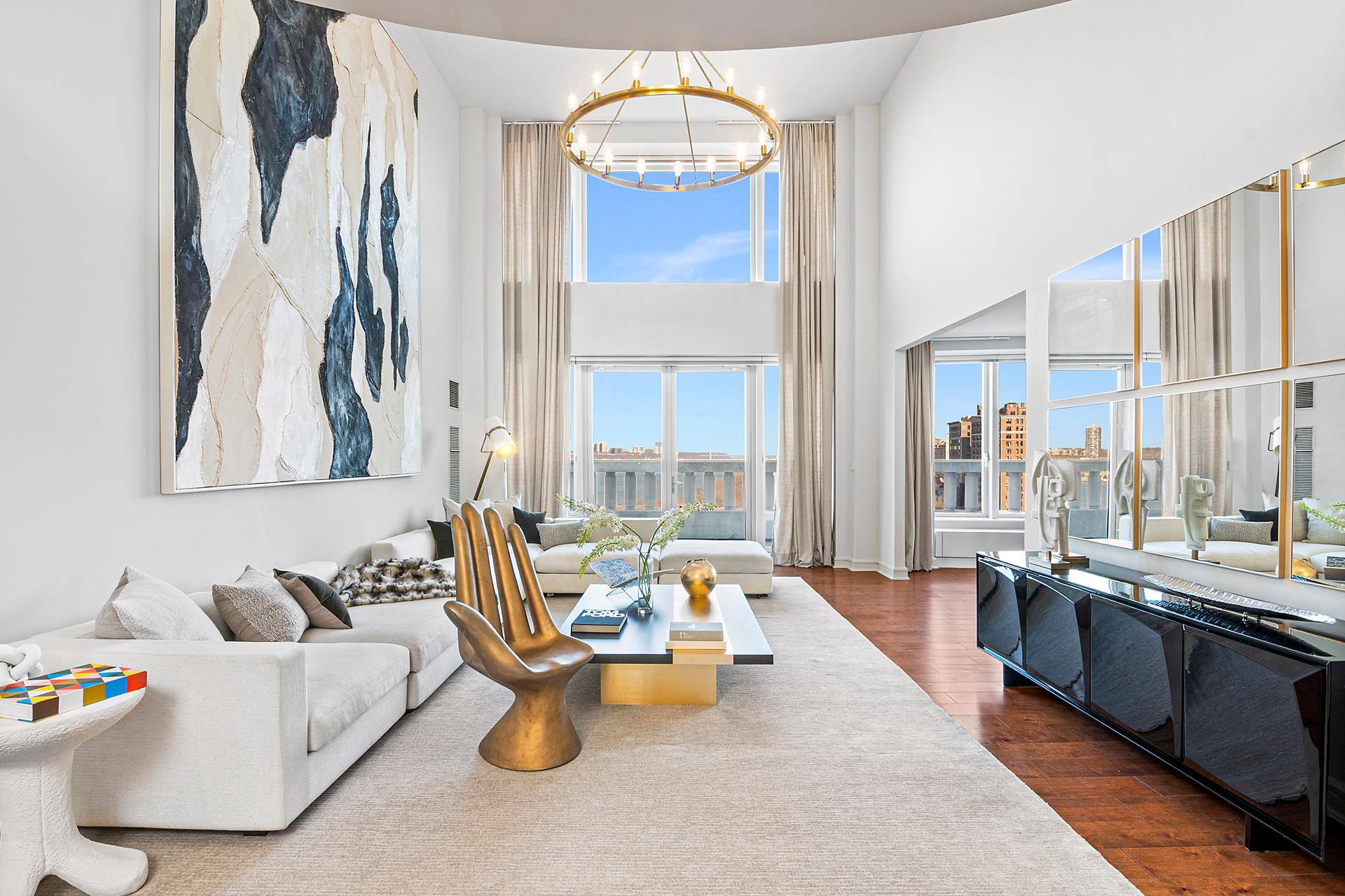 ROMANTIC VIEWS FOR MILES A Magnificent, elegant high floor home in one of the finest condominiums on The Upper West Side.