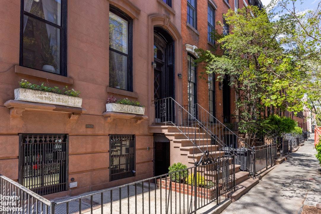 CLASSIC TOWNHOUSE APPEAL300 Hicks, in the Brooklyn Heights Historic District, is a handsome townhouse built in 1854.