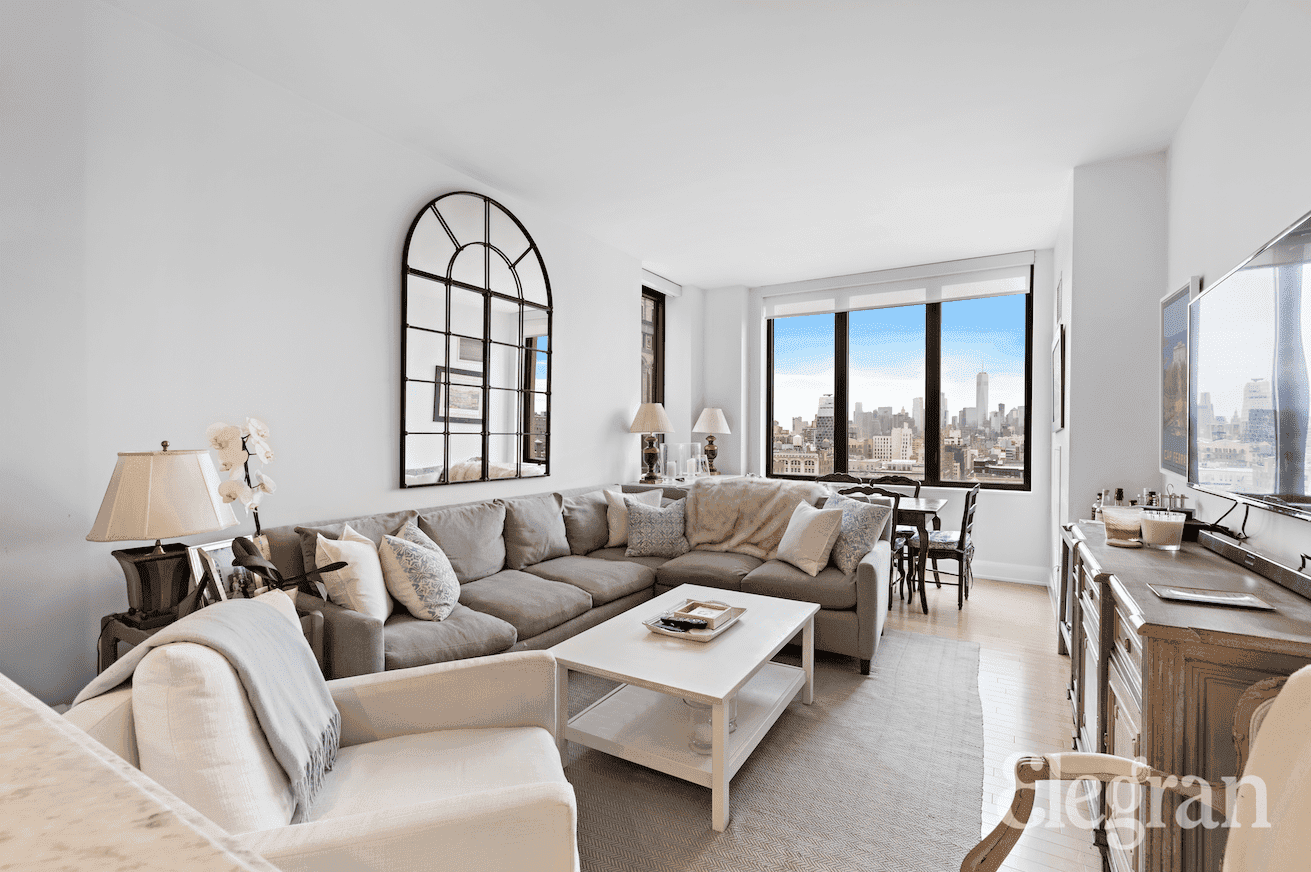 Apartment 19C in Chelsea Stratus boasts open, breathtaking views of Manhattans iconic skyline, including both Madison Square Park and the Hudson River.
