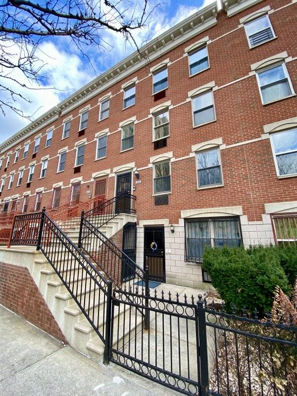 Located on the 5th and 117th Street, just below the beautiful Marcus Garvey Park, this apartment will make you feel right at home !