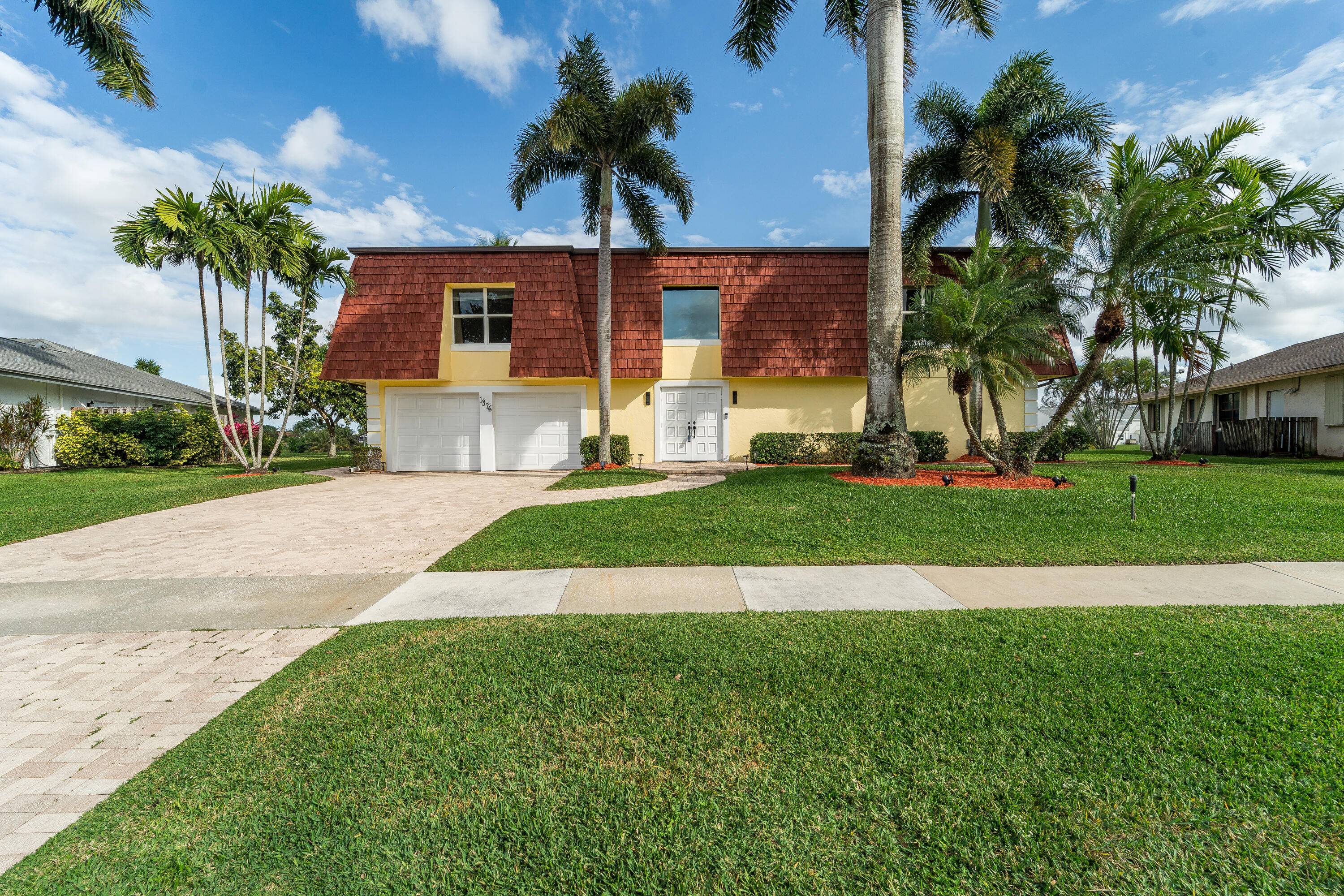 Discover waterfront living in Wellington, FL, with this luxurious 2, 772 sqft rental home on Sailboat Circle.