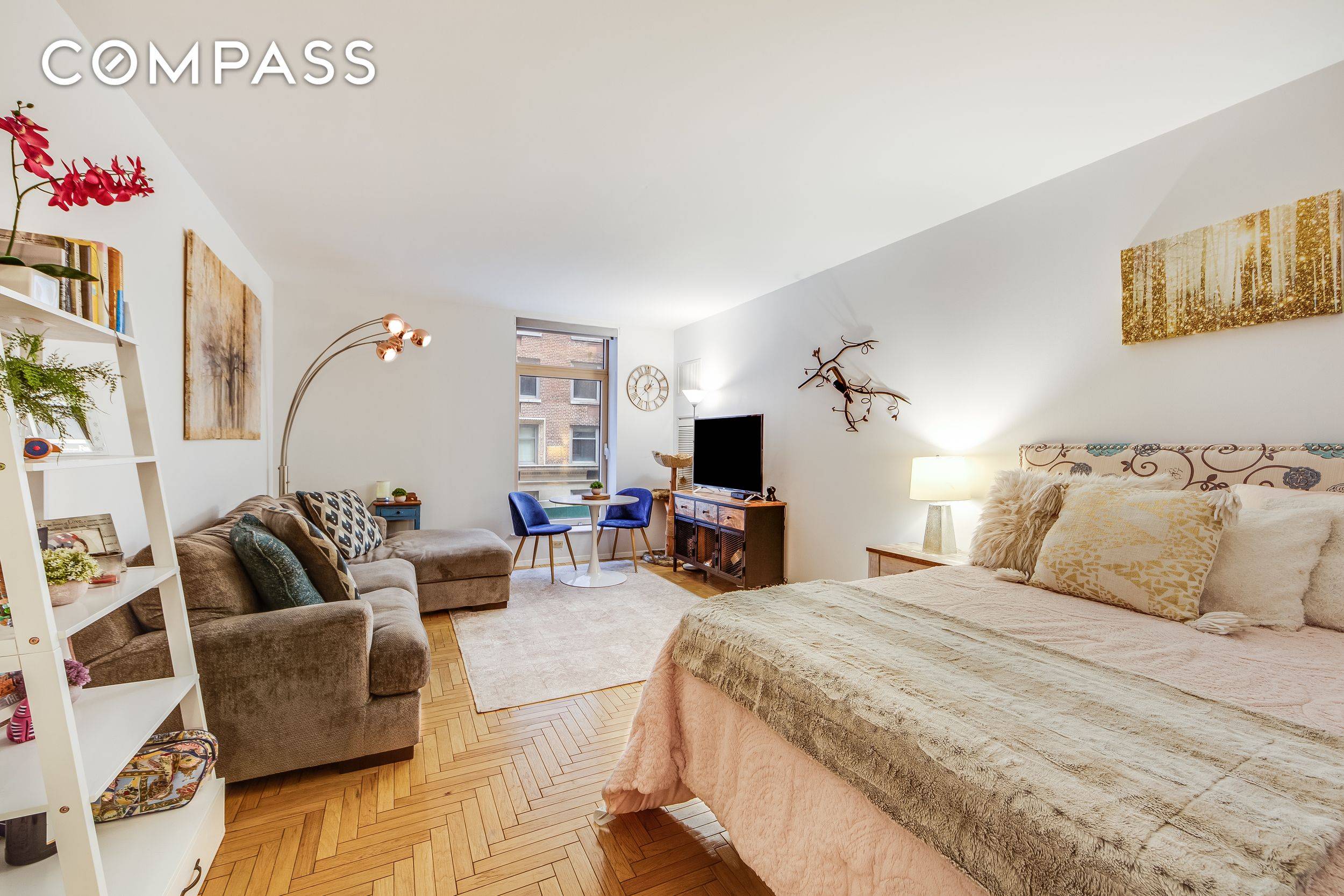 SPACIOUS AND INVITING CENTRAL PARK SOUTH STUDIO.