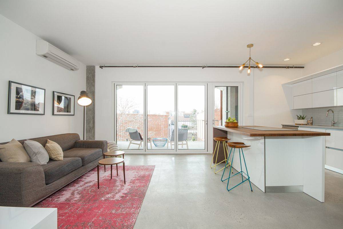 This corner 2BR unit at Hello New York 651 New York Avenue successfully integrates the richness of lodge style with the sophistication of classic loft living.