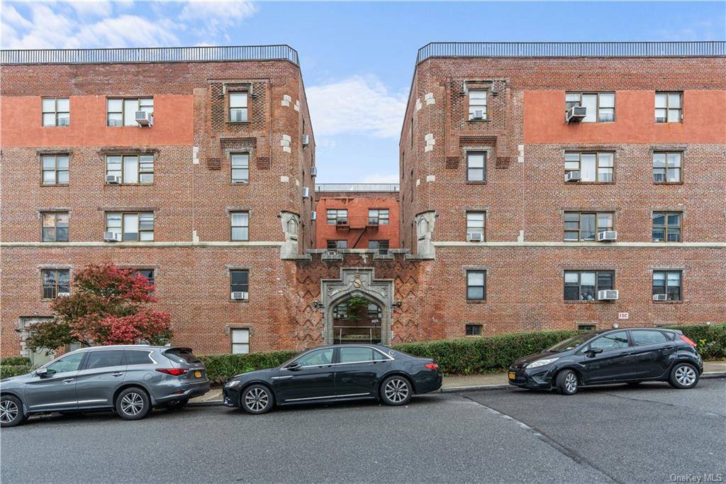 A spacious sunny studio unit in the sought after Summit Gardens complex.
