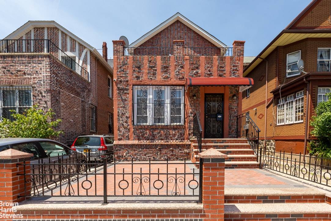 Don't miss this opportunity to own this fully detached 1 family brick in prime Kensington.