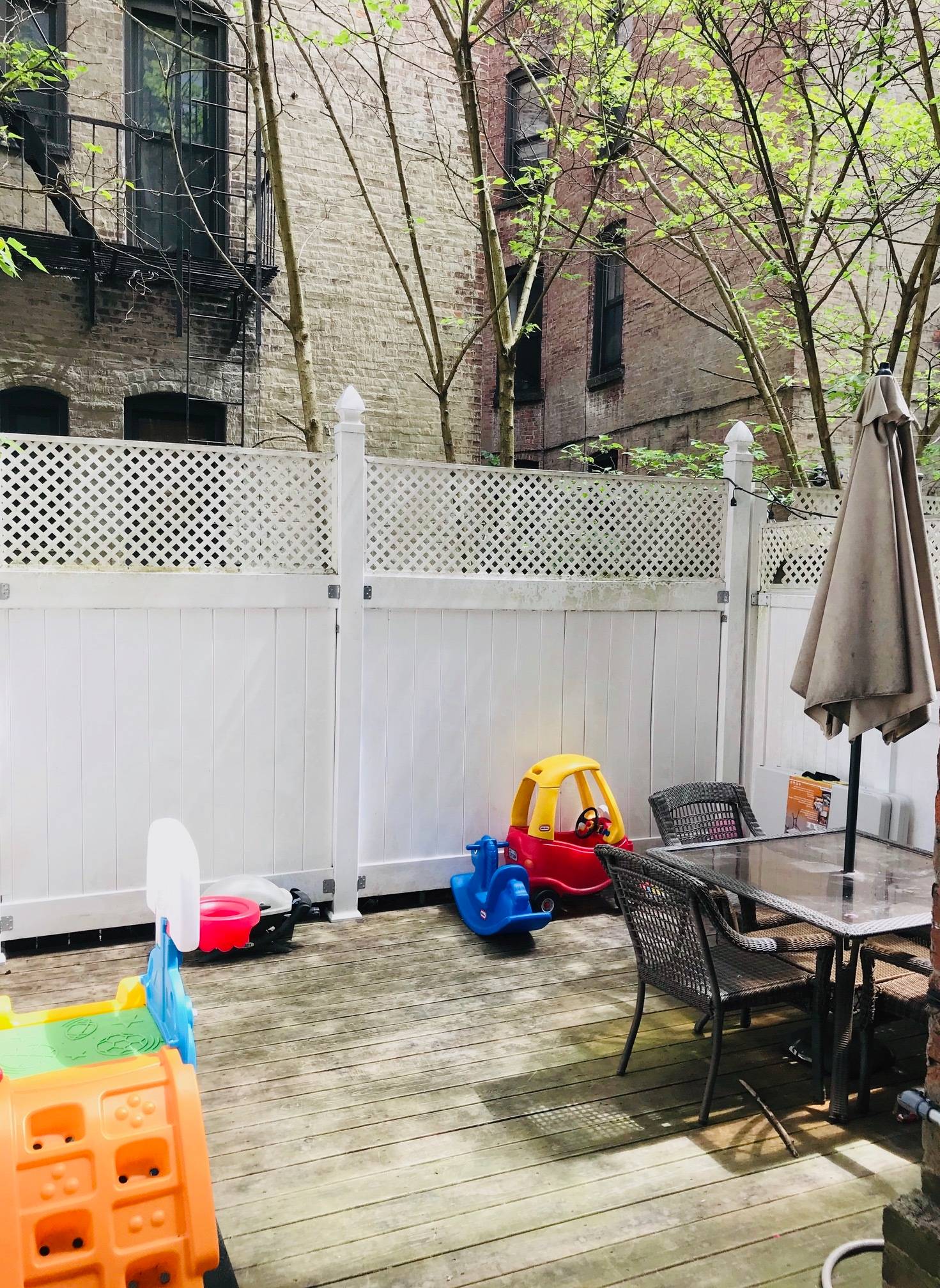 Lovely true 3 beds 2baths with private backyard !