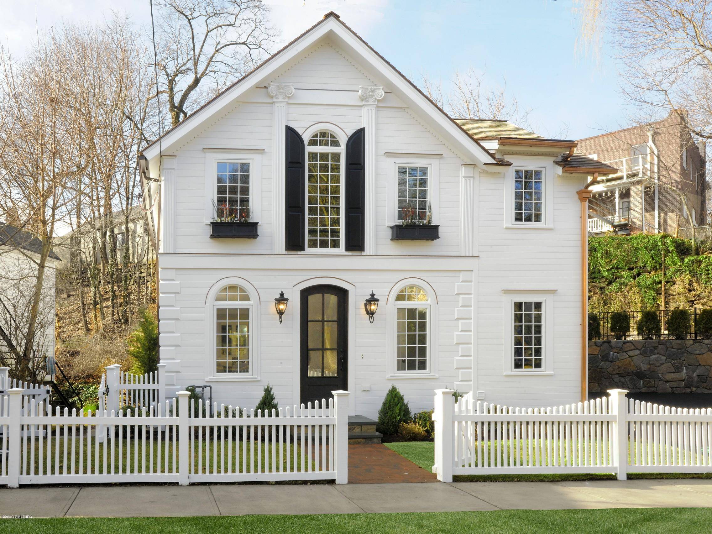 THIS SOUTHERN COLONIAL STYLE GEM IS LOCATED IN THE HEART OF DOWN TOWN GREENWICH AND IS JUST A SIDEWALK AWAY FROM EVERYTHING THAT IN TOWN LIVING HAS TO OFFER.