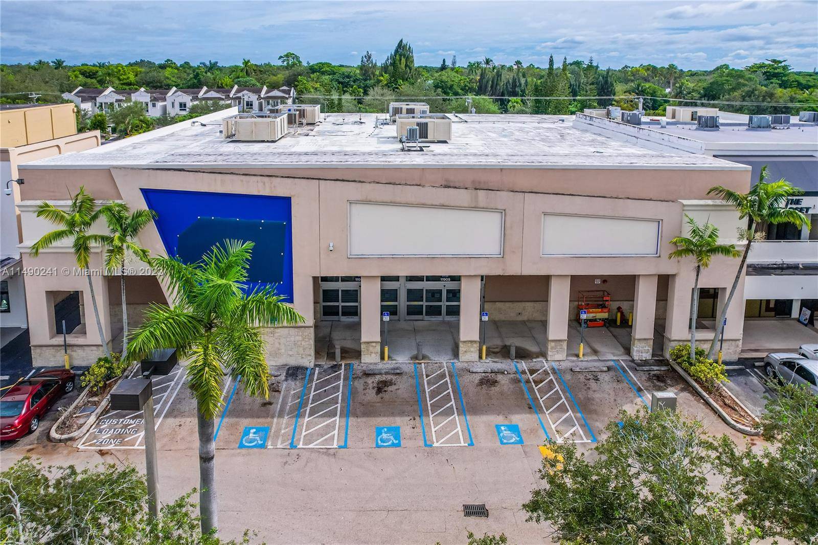 Remarkable opportunity to acquire a retail store property in prime location in Pinecrest.