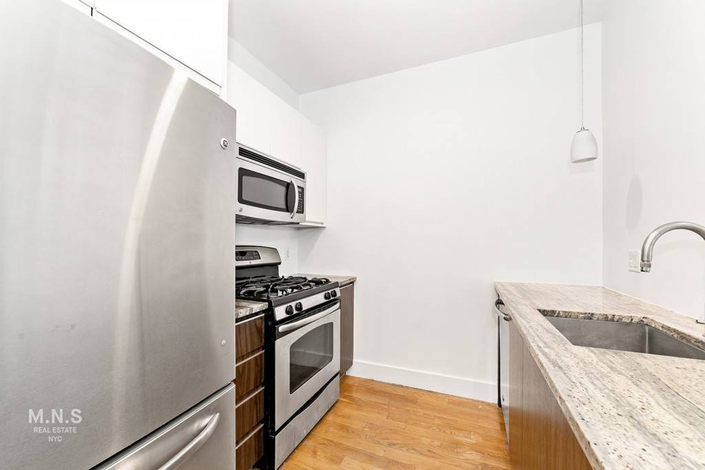 Beautiful One Bedroom Apartment Available in Prime Crown Heights !
