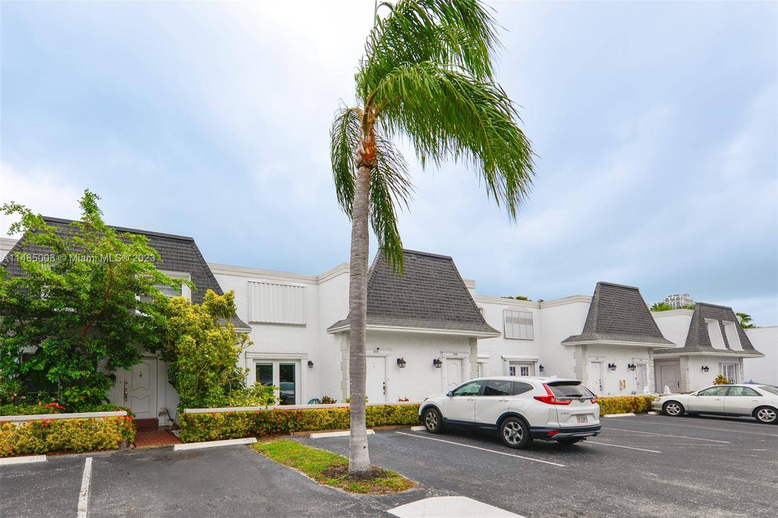 Calling all horse lovers or just someone wanting to enjoy a beautiful winter retreat in sunny Florida this fabulous updated 2 Bedroom 2 1 2 bath townhome is available for ...