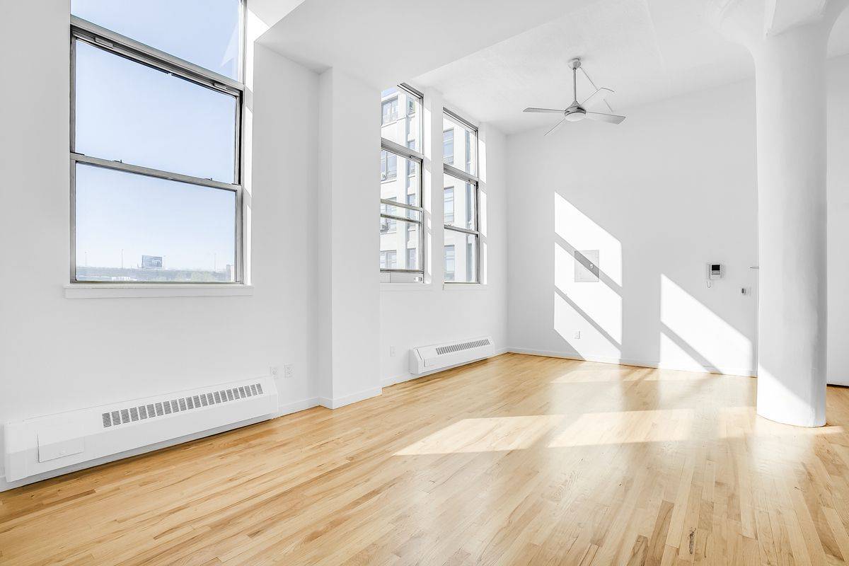14ft ceilings greet you as you enter into this 828SF 2 bed 1bath loft.