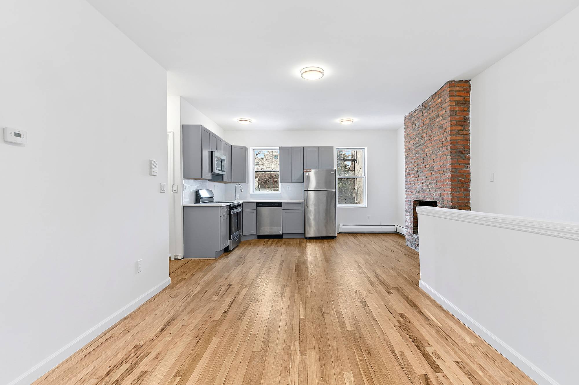 ONE MONTH FREE on an immediate start date No Fee Newly Renovated Laundry in the building Private backyard This newly renovated sunny apartment combines homey comfort with modern convenience while ...