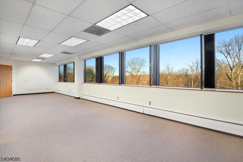 LARGE WAITING ROOM