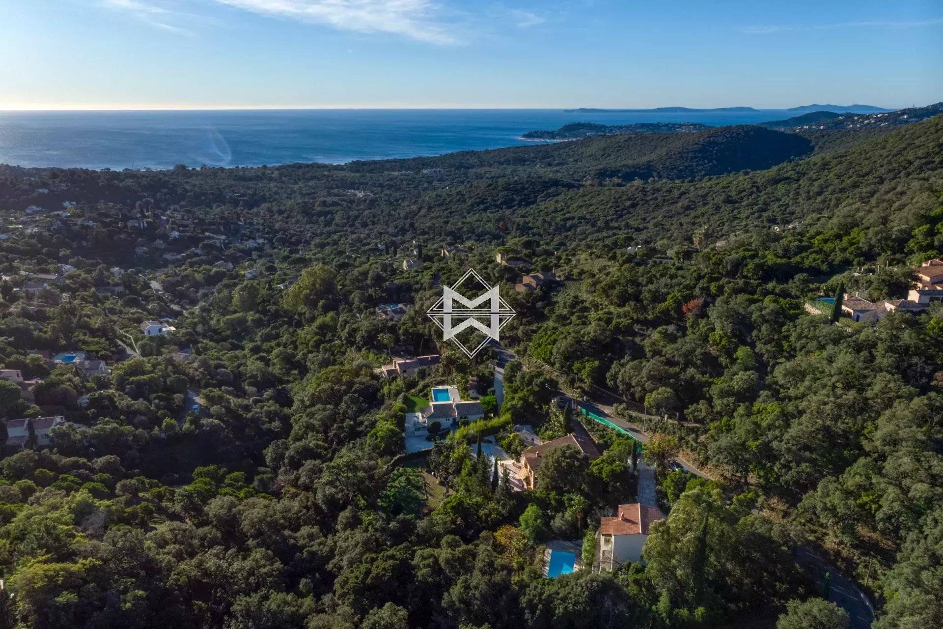 In La Croix-Valmer, villa with sea view in the heart of a domain