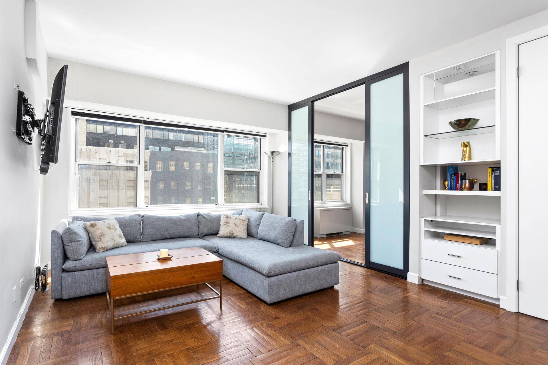 BEAUTIFULLY RENOVATED JUNIOR ONE BEDROOM IN PRIME UPPER EAST SIDE LOCATION !