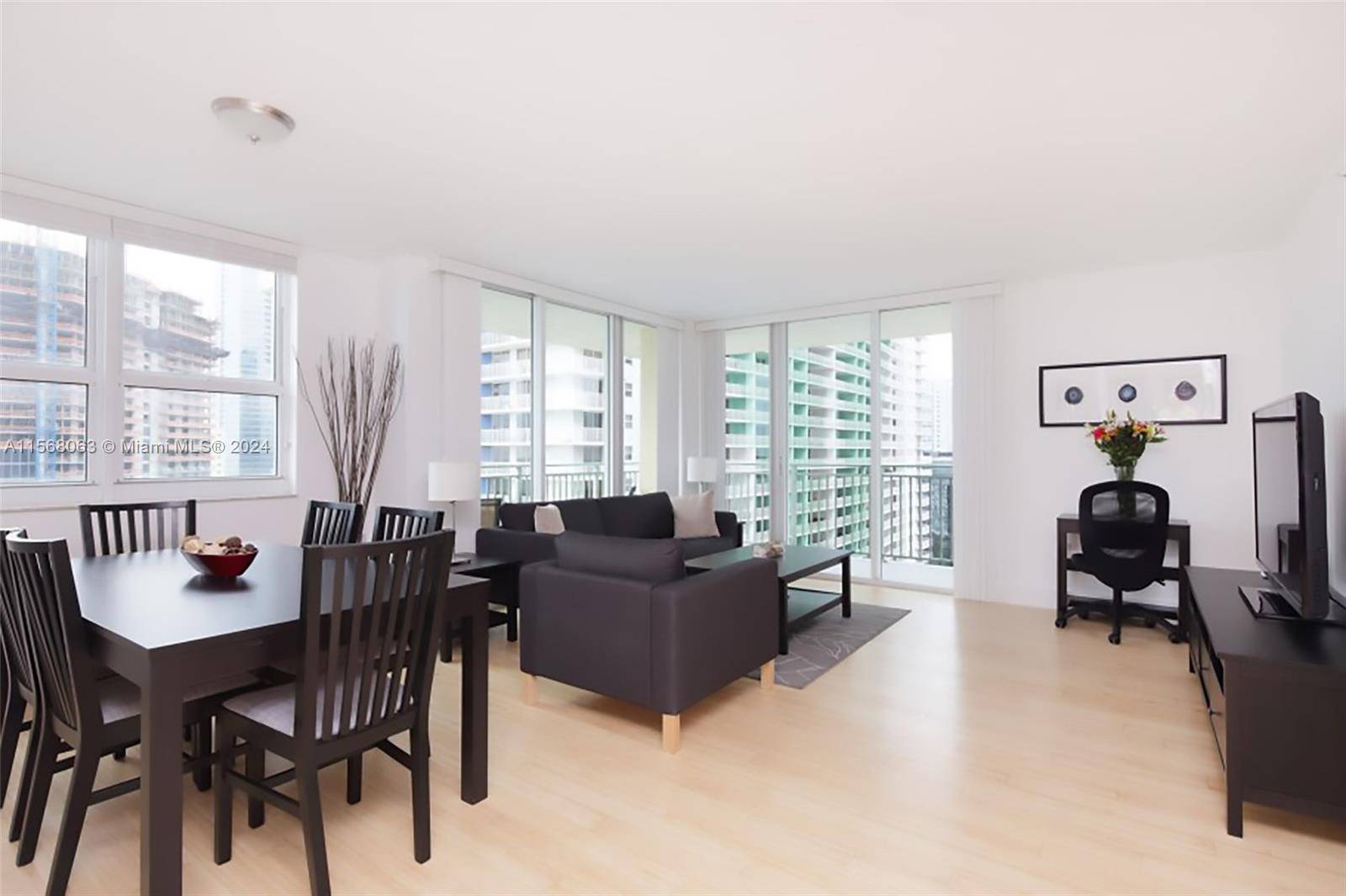 Enjoy living in the luxurious The Mark building located in the heart of the financial district at Brickell Bay Drive.
