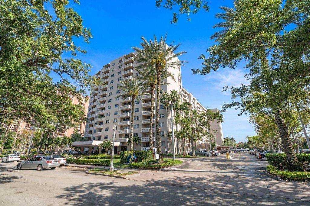 Enjoy living at Gables Waterway Tower, a full service waterfront building on tree canopied Edgewater Drive.