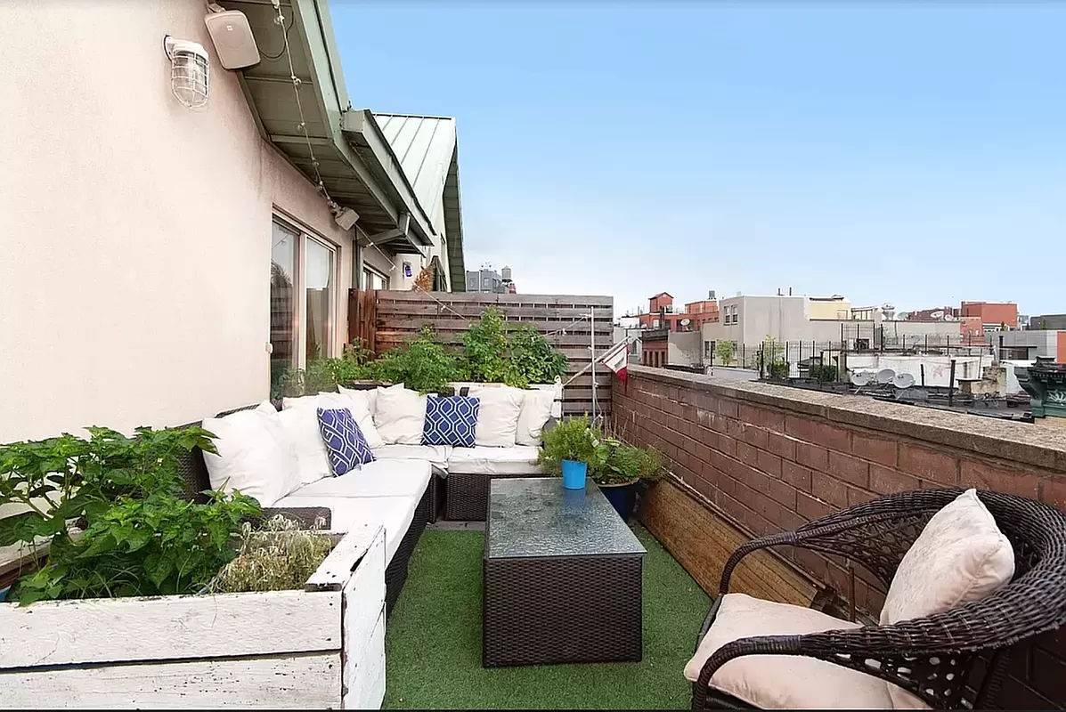 PLEASE EMAIL US FOR VIDEO OF THE ACTUAL APARTMENTDUPLEX 2BR 2BA PENTHOUSE WITH PRIVATE OUTDOOR TERRACE !