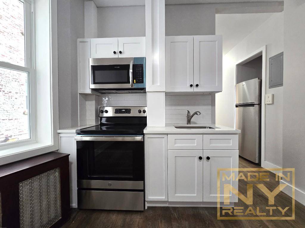 Astoria Gorgeous Renovated Spacious 3 Bedroom 2 Bathroom Duplex By N W Trains Actual Photos amp ; Video of the Unit !
