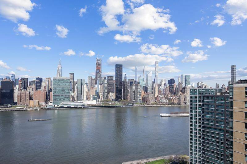 Own in LIC ! Come see the best priced convertible 3 bedroom home in Long Island CityWe invite you to schedule a private viewing of the coveted high floor Citylights ...