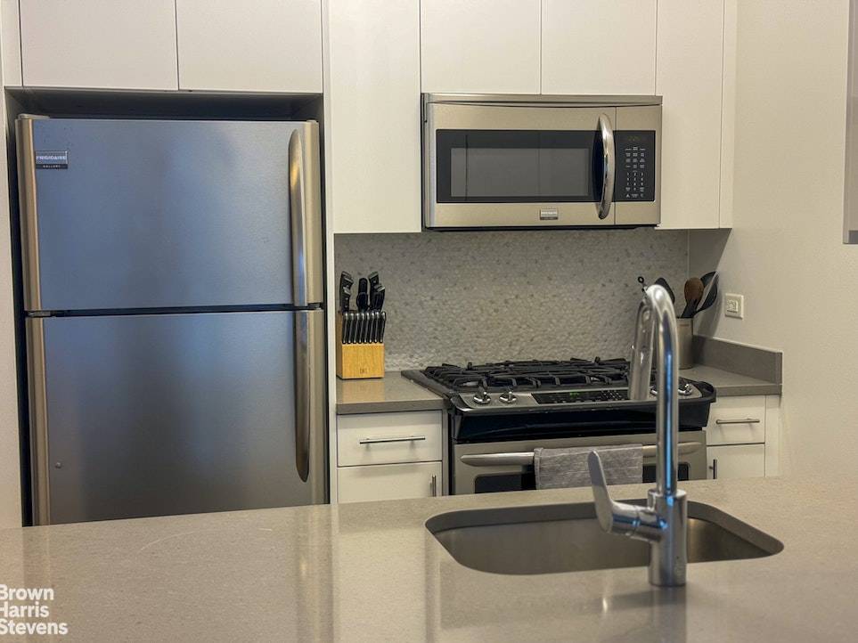 Welcome home to your modern and spacious one bedroom apartment in the epicenter of downtown Brooklyn.