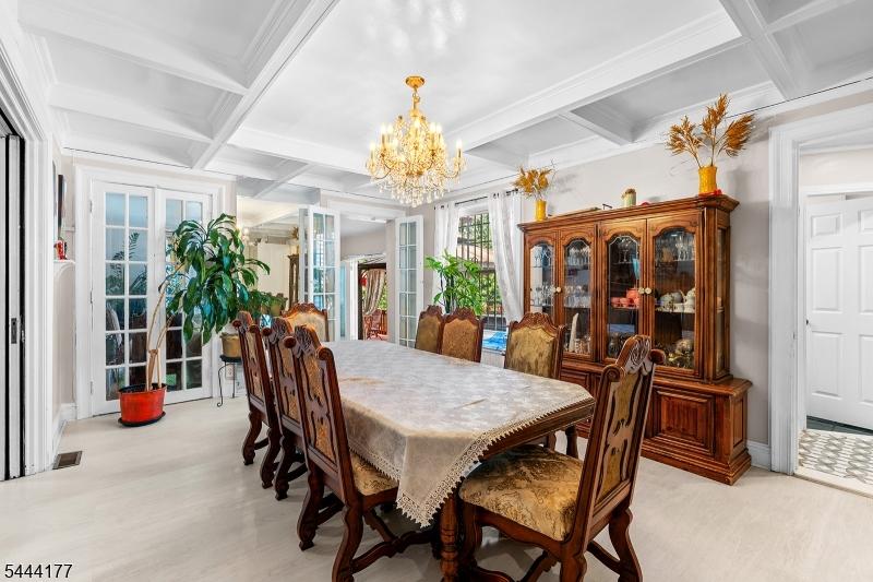 FORMAL DININGROOM!