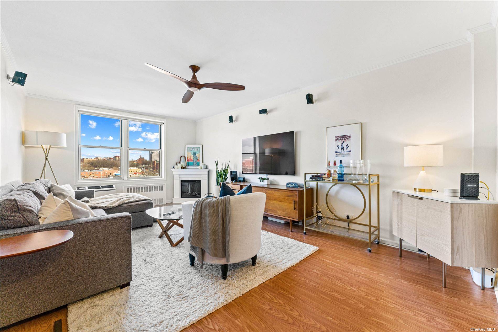 Move in ready ! This impeccably finished 1 BR unit is the perfect escape from the city.