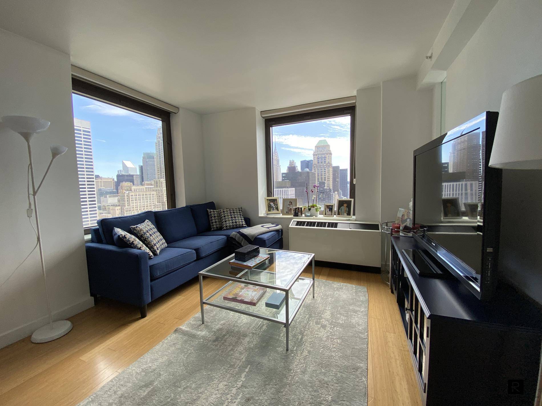 LUXURY SPACIOUS 1 BEDROOM CONDO WITH UNOBSTRUCTED CITY AND PARK VIEWS TO THE NORTH AND EAST.
